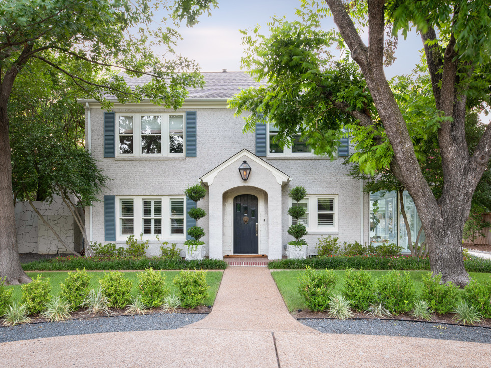 image of beautiful home and driveway in Bluffview neighborhood, Dallas